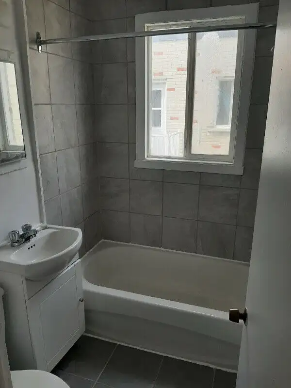 Lasalle Magnifique Grand 2 ½ disponible pour mai ou juin. - Photo 4