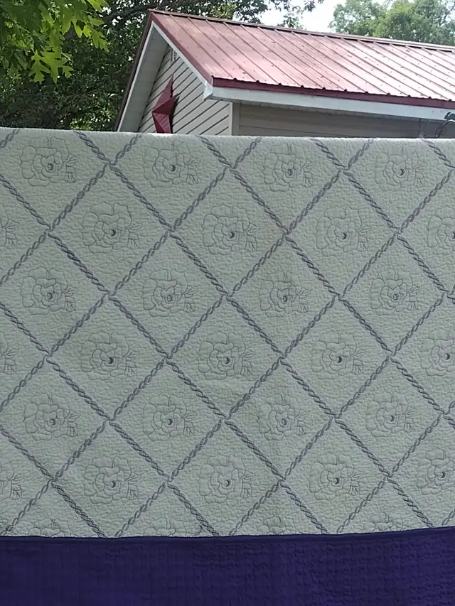 Lavender quilt with flowers 92 x 95 reversible - Photo 2