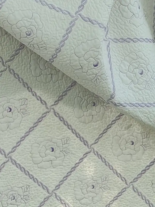Lavender quilt with flowers 92 x 95 reversible - Photo 3