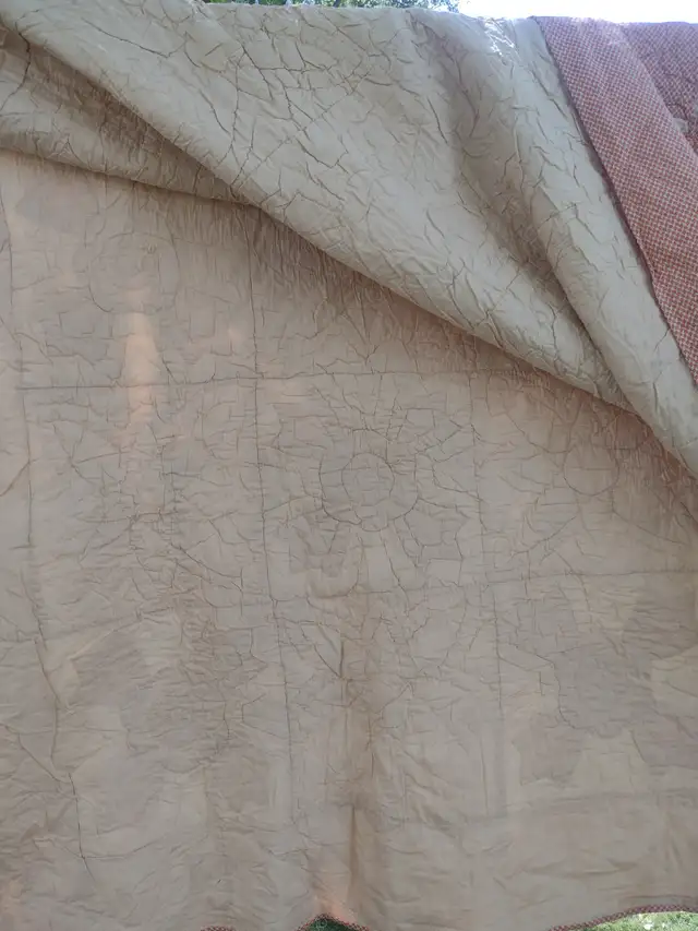 Peach coloured quilt with flowers 75 x 78 - Photo 2