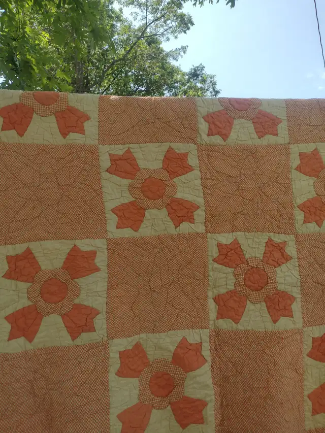 Peach coloured quilt with flowers 75 x 78 - Photo 3