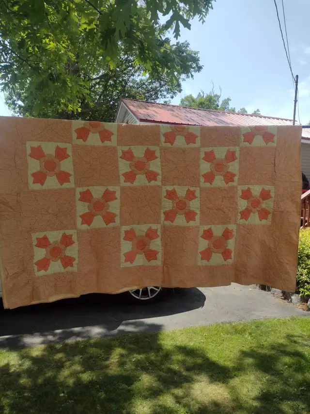 Peach coloured quilt with flowers 75 x 78 - Photo 4