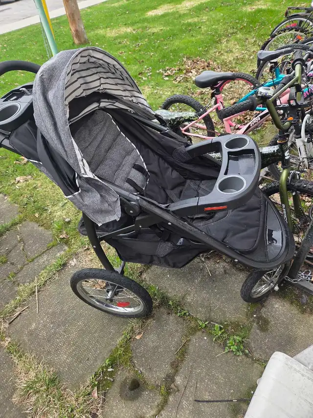 poussette Trois roues propre et solide