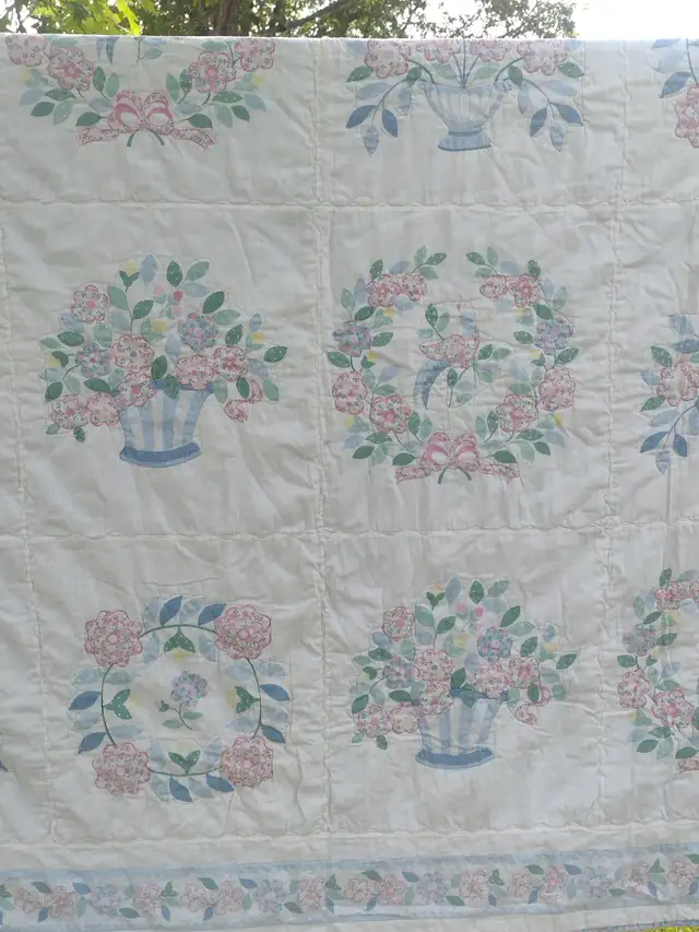 68 x 88 quilt full of vases and flowers - Photo 2