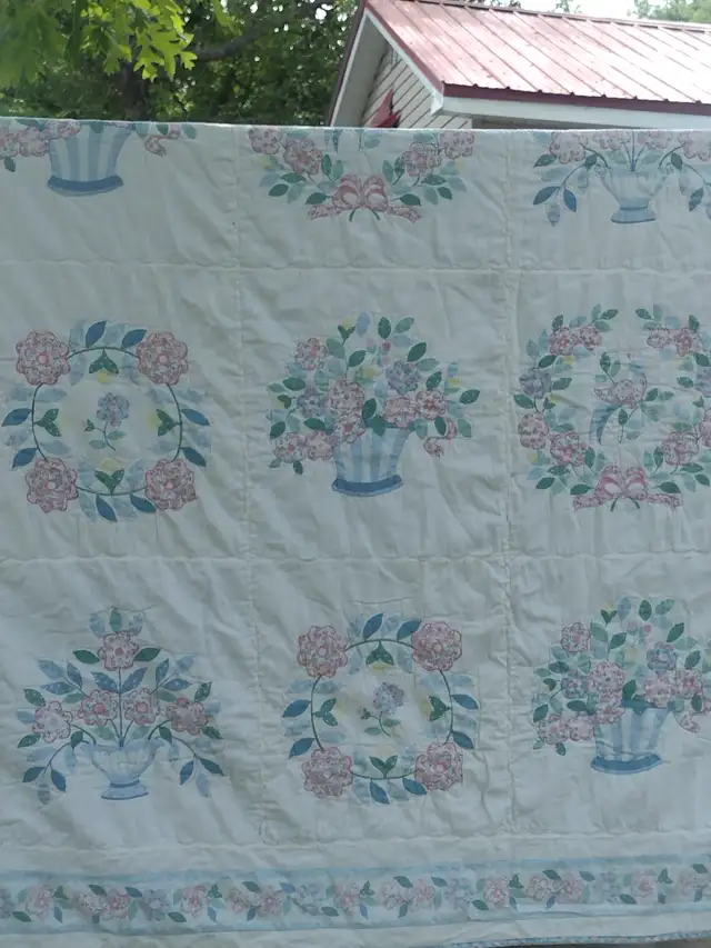 68 x 88 quilt full of vases and flowers - Photo 3