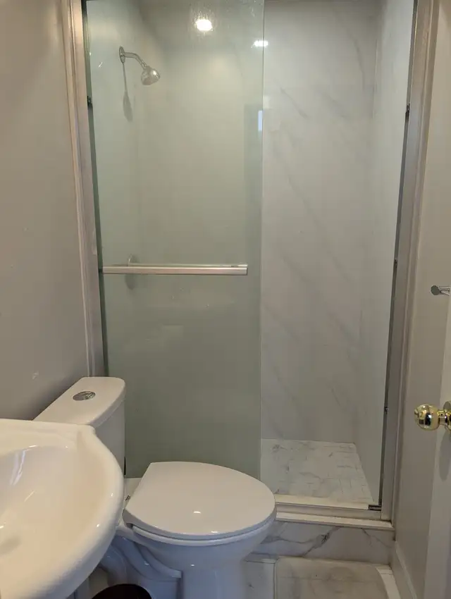 Multiple Rooms Private Bath Balcony Parking @York University - Photo 10