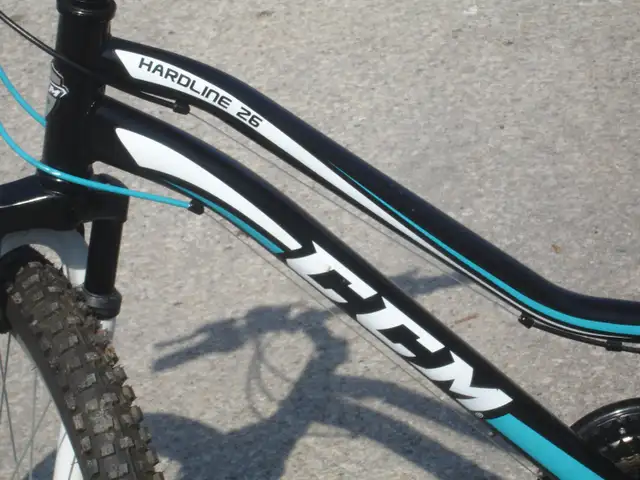 BIKE USED ONCE FEMALES 26' CCM HARDLINE 21 SPD WITH SUSPENSION! - Photo 5