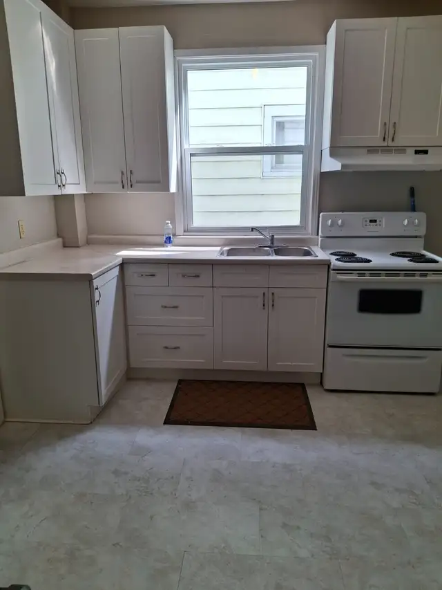 Two bedrooms main floor apartment for rent - Photo 2