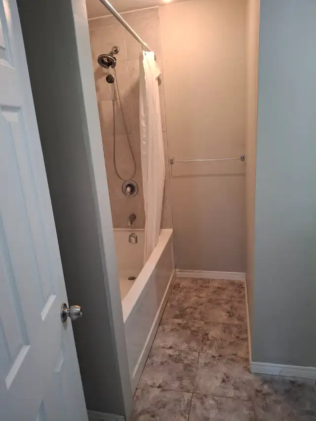 Two bedrooms main floor apartment for rent - Photo 8