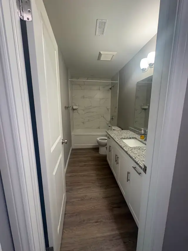 Renovated 5 Bedroom Apartment Downtown! - Photo 4