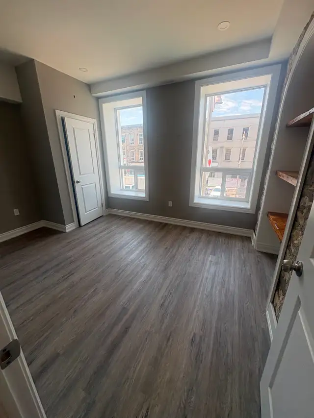 Renovated 5 Bedroom Apartment Downtown! - Photo 8