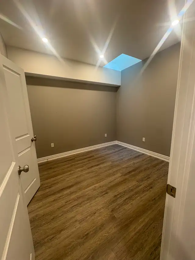 Renovated 5 Bedroom Apartment Downtown! - Photo 9