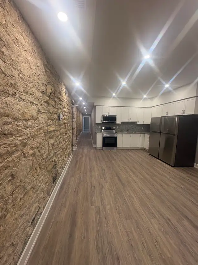 Renovated 5 Bedroom Apartment Downtown! - Photo 13