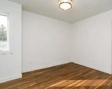 Private room with shared washroom near U Of A - Photo 4
