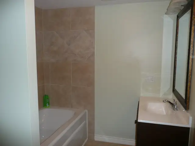 5 Bedroom house in Billings Bridge for students, $3750/month - Photo 2