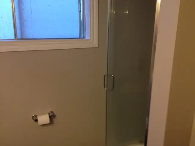 LARGE MODERN ROOM FOR RENT - Photo 3