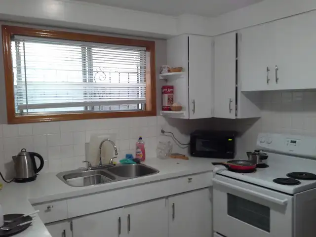 LARGE MODERN ROOM FOR RENT - Photo 6