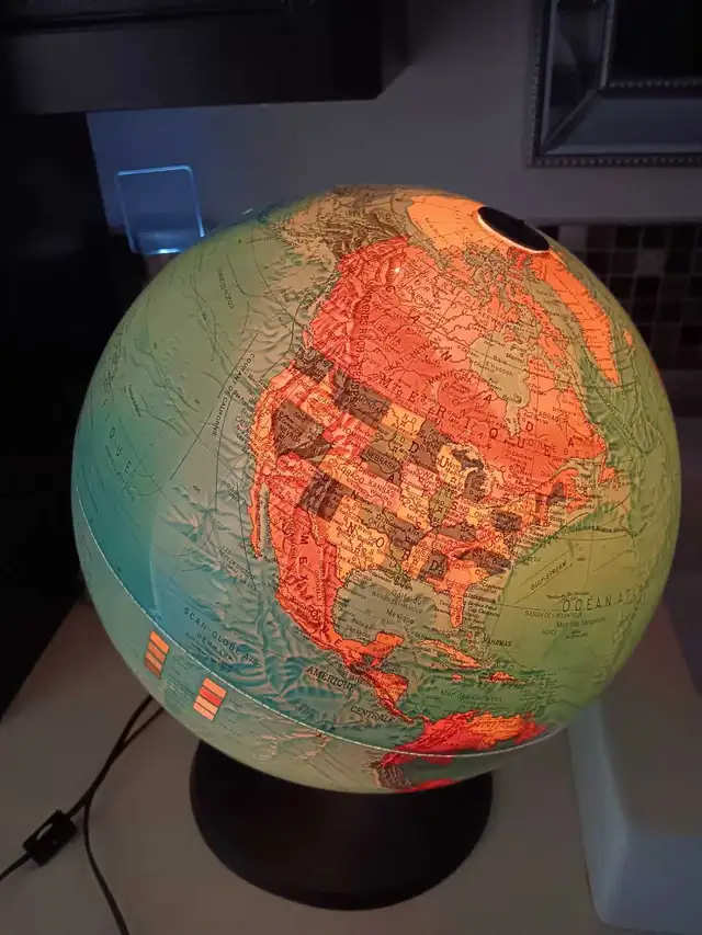 Globe terrestre lumineux avec longitude et latitude