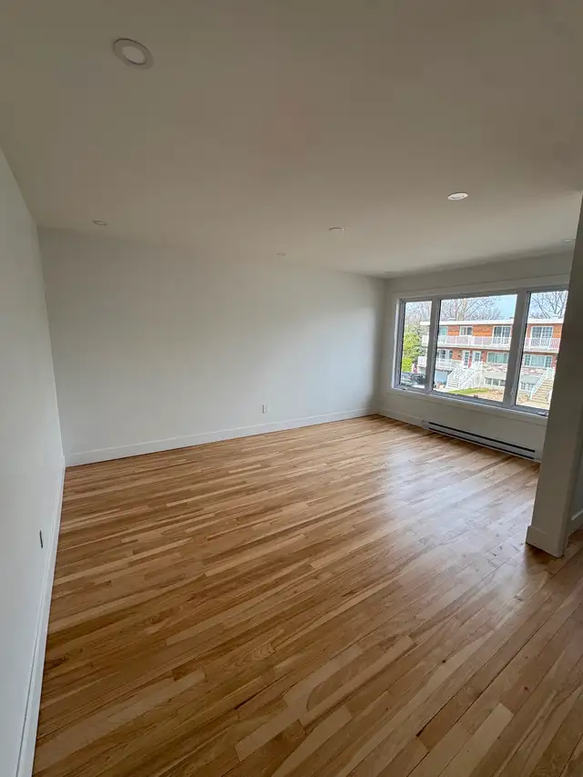 3 Beds 1 Bath - Apartment - Photo 2