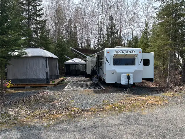 2015 Rockwood 32' Signature Ultra Lite 8329SS