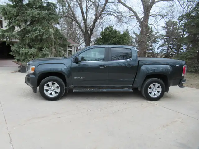 2017 GMC Canyon SLE Crew Cab 4WD - Photo 2