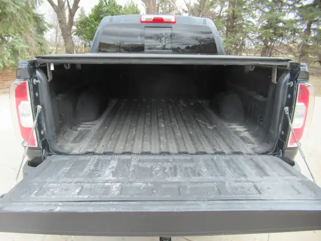 2017 GMC Canyon SLE Crew Cab 4WD - Photo 13