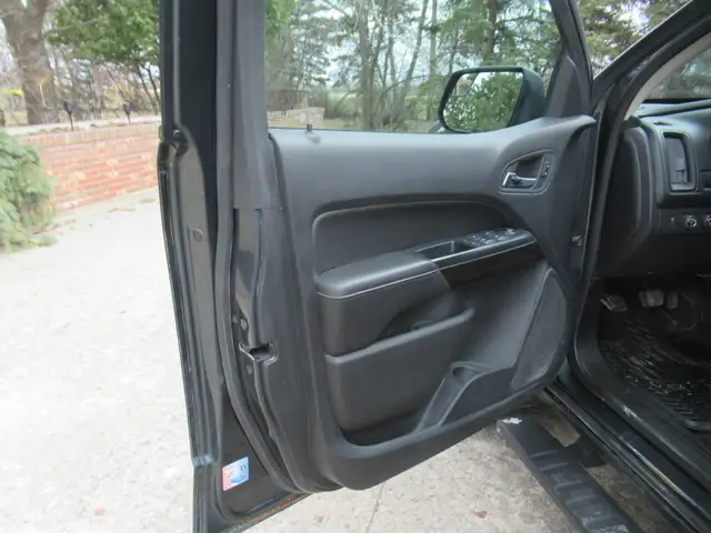 2017 GMC Canyon SLE Crew Cab 4WD - Photo 15