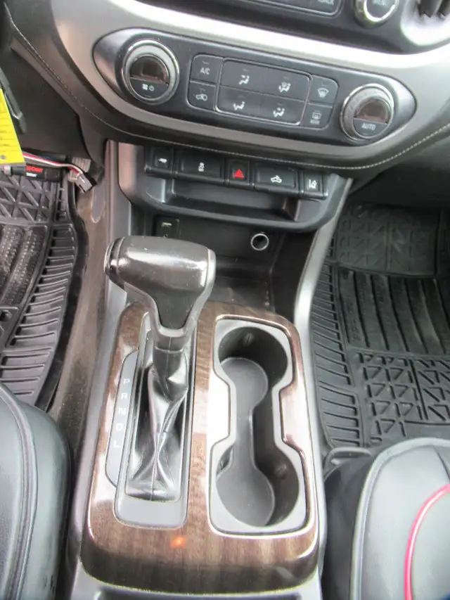 2017 GMC Canyon SLE Crew Cab 4WD - Photo 18