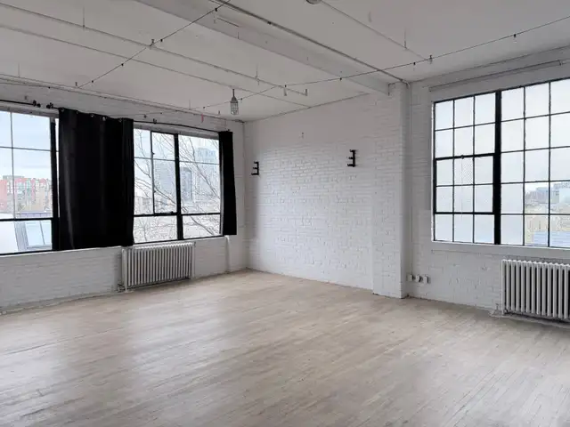 Queen West and Tecumseh Studio - Photo 2