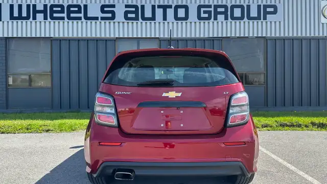 2017 Chevrolet Sonic LT - Photo 5