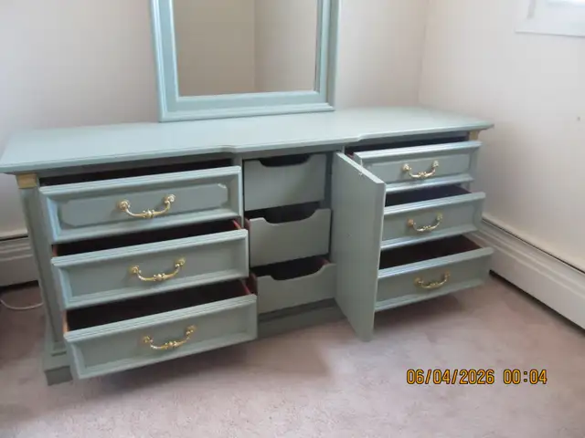REAL WOOD BEDROOM FURNITURE ( QUEEN HEADBOARD ) - Photo 3