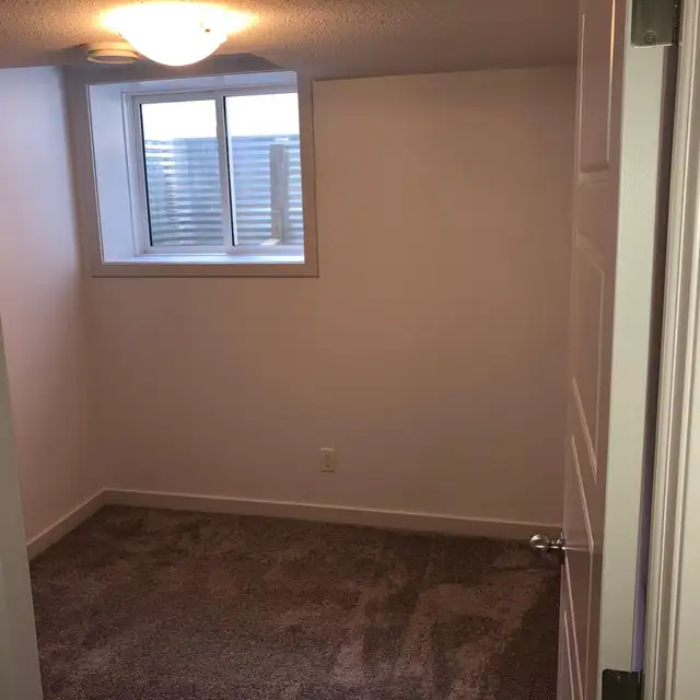 Rent! NEW SPACIOUS TWO (2) BEDROOMS BASEMENT LEGAL SUITE! 818 Se - Photo 5