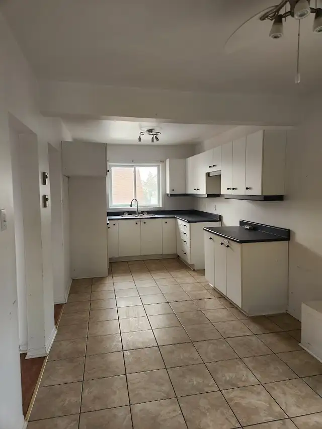 UPSTAIRS - 2 LEVEL - 3 BDRM UNIT