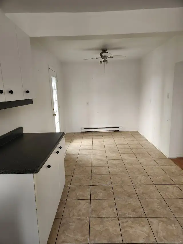 UPSTAIRS - 2 LEVEL - 3 BDRM UNIT - Photo 2