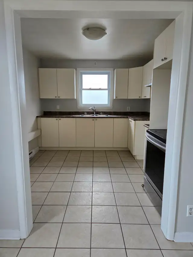 UPSTAIRS - 2 BDRM - Photo 2