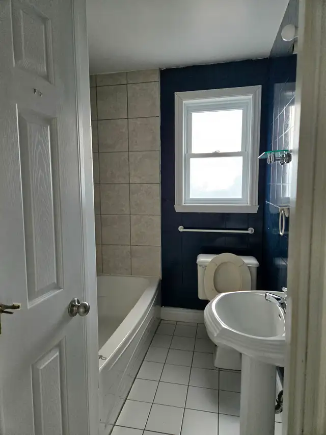 UPSTAIRS - 2 BDRM - Photo 8