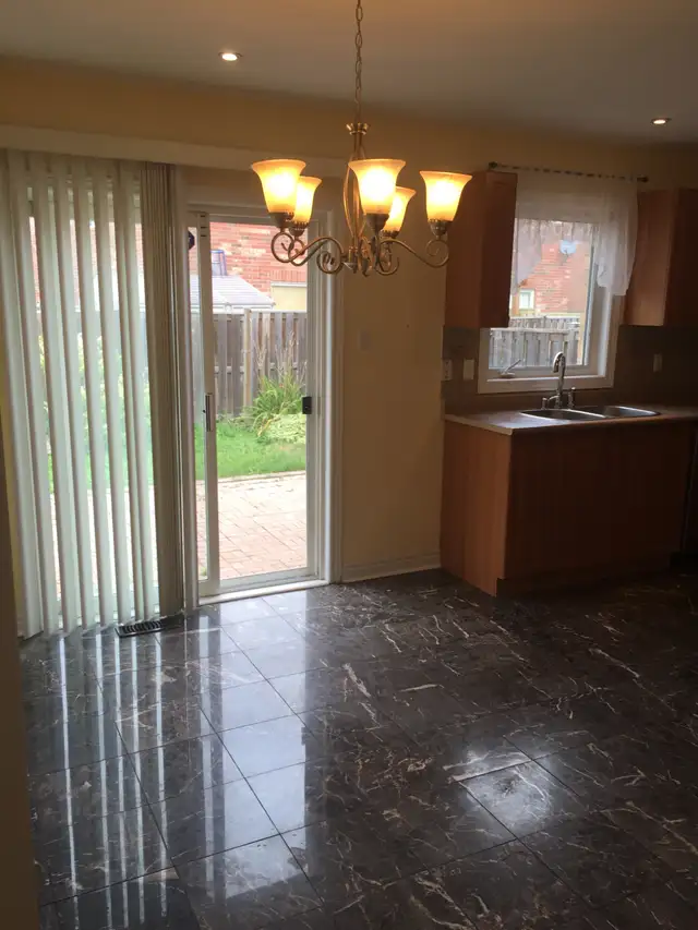 4 Bedroom House For Rent - Fletcher's Meadow, Brampton - Photo 5