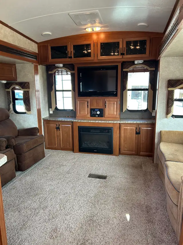 Fifth Wheel 2013 Cougar High Country 315RES - Spacious & Cozy