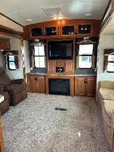 Fifth Wheel 2013 Cougar High Country 315RES - Spacious & Cozy