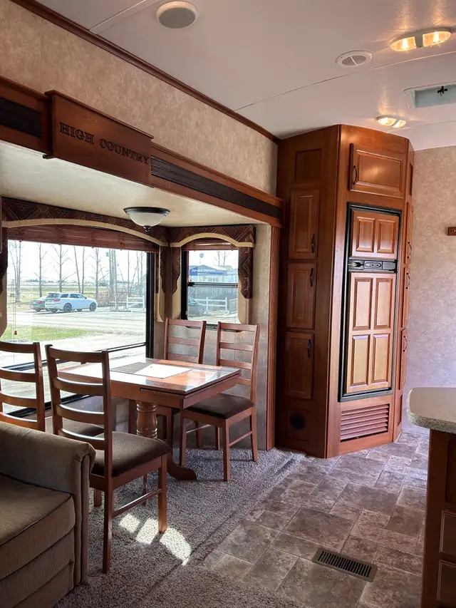 Fifth Wheel 2013 Cougar High Country 315RES - Spacious & Cozy - Photo 2