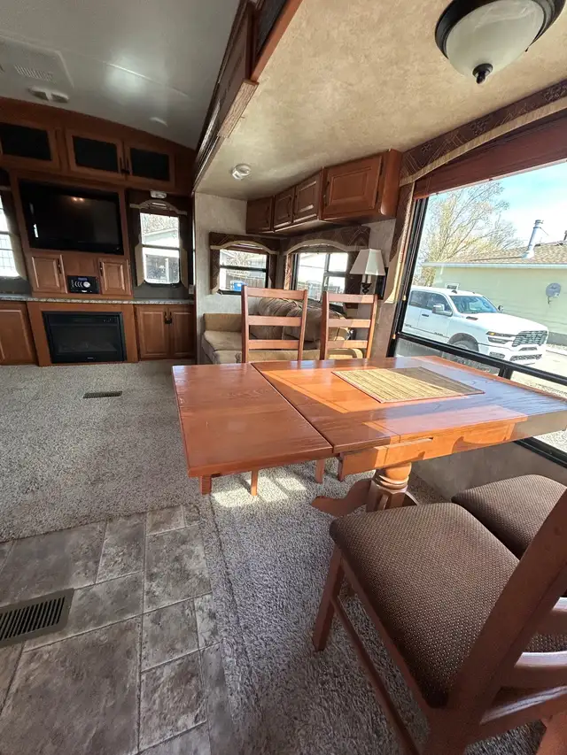 Fifth Wheel 2013 Cougar High Country 315RES - Spacious & Cozy - Photo 3