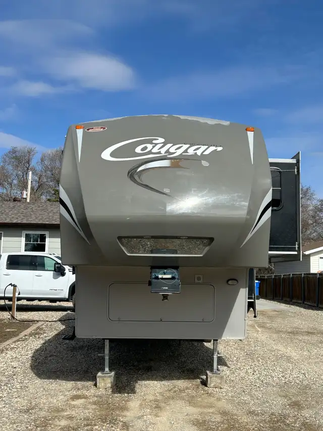 Fifth Wheel 2013 Cougar High Country 315RES - Spacious & Cozy - Photo 4