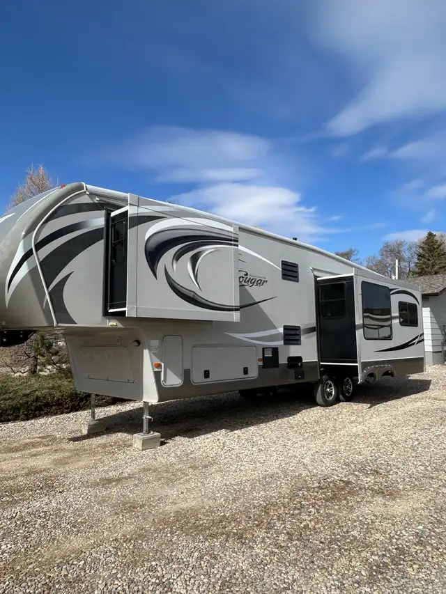 Fifth Wheel 2013 Cougar High Country 315RES - Spacious & Cozy - Photo 5