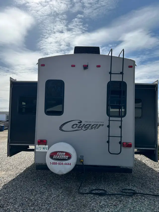 Fifth Wheel 2013 Cougar High Country 315RES - Spacious & Cozy - Photo 7