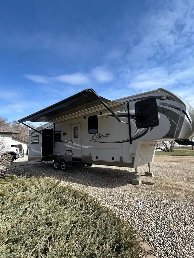 Fifth Wheel 2013 Cougar High Country 315RES - Spacious & Cozy - Photo 8