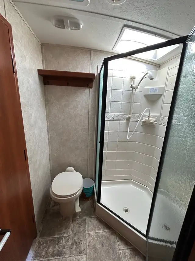 Fifth Wheel 2013 Cougar High Country 315RES - Spacious & Cozy - Photo 9
