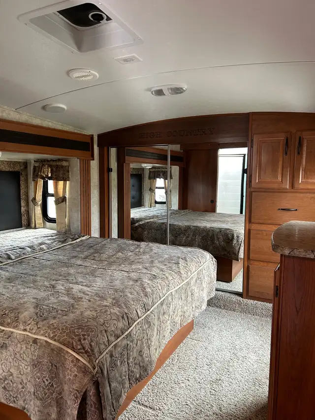 Fifth Wheel 2013 Cougar High Country 315RES - Spacious & Cozy - Photo 10