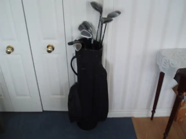 MEN'S RIGHT HANDED  GOLF CLUBS WITH BAG  ( EXCELLENT CONDITION )