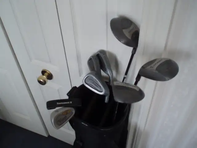 MEN'S RIGHT HANDED  GOLF CLUBS WITH BAG  ( EXCELLENT CONDITION ) - Photo 2