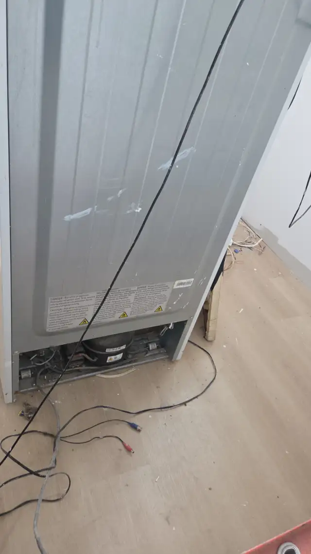 Moving sale FRIDGE FOR SALE IN HAMILTON $80 from office - Photo 4
